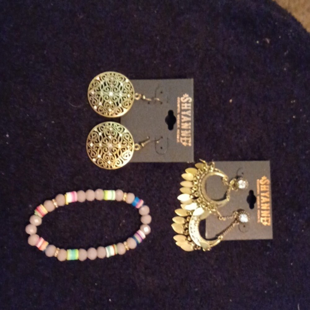 Earnings and bracelet.